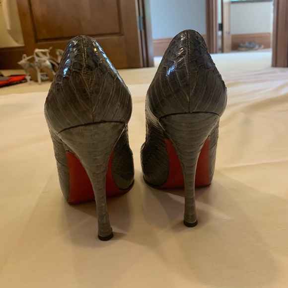 Grey crocodile peep toe Louboutin - Picture 3 of 5